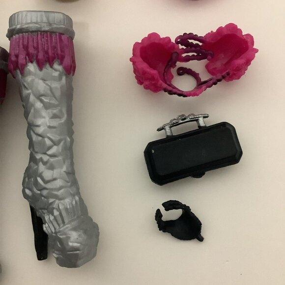 Ever After High Doll Accessories Lot Purse Bag Picnic Basket Boots Necklace - Picture 11 of 16